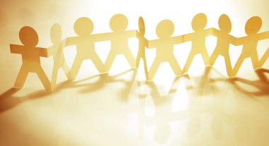 Kağıt zincir takımı el ele tutuşuyor. Takım çalışması. Ortaklık