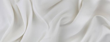 Dalgalanan beyaz ipek kumaş çizgilerinin yakın çekimi