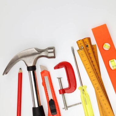 Sade arkaplanda çeşitli araçlar