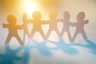 Kağıt zincir takımı el ele tutuşuyor. Takım çalışması. Ortaklık