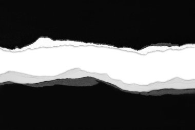 Düz arkaplanda yırtılmış siyah kağıt, kopyalamak için boşluk