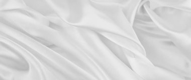 Dalgalanan beyaz ipek kumaş çizgilerinin yakın çekimi