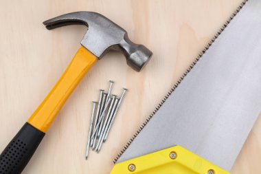 Çekiç, çivi ve tahta testeresi. 