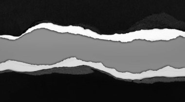 Gri arkaplan üzerinde yırtılmış kağıt, kopyalamak için boşluk