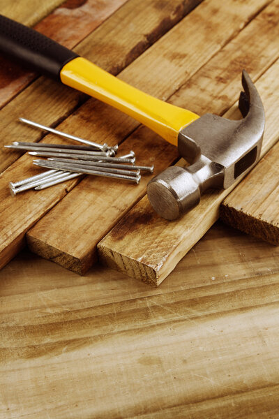 Молоток и гвозди
 