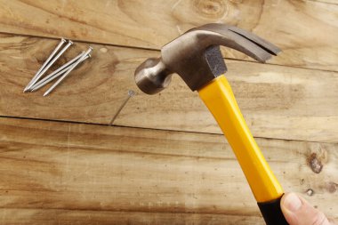 çivi çekiç