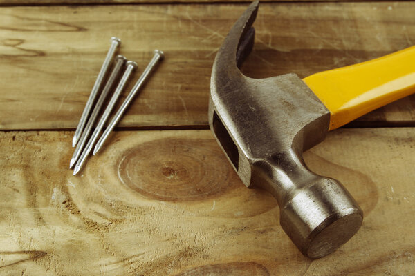 Молоток и гвозди
 