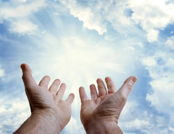 Руки в небо — стоковое фото