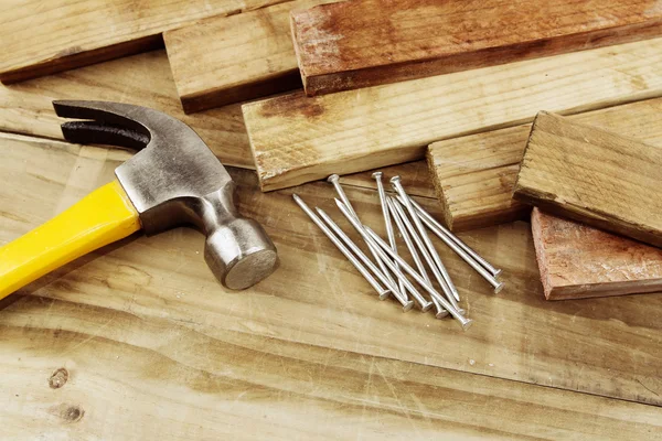 Hammer und Nägel — Stockfoto