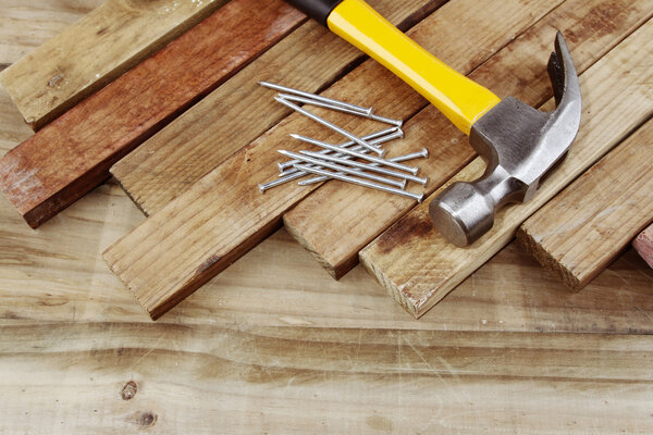 Молоток и гвозди
 