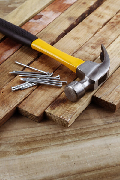 Молоток и гвозди
 