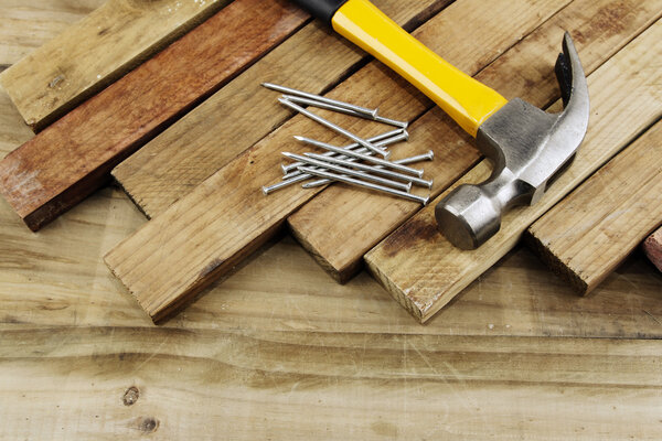 Молоток и гвозди
 