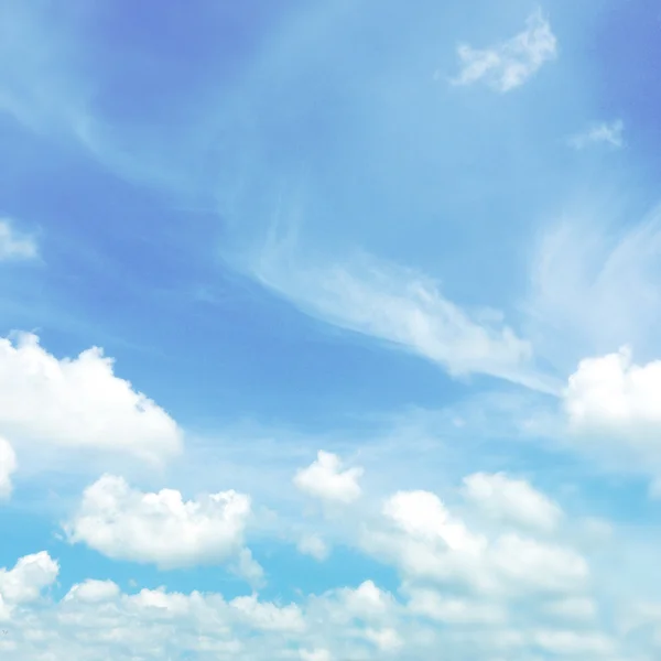 Nuvens no céu azul — Fotografia de Stock