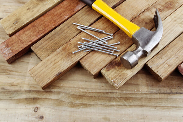 Молоток и гвозди
 