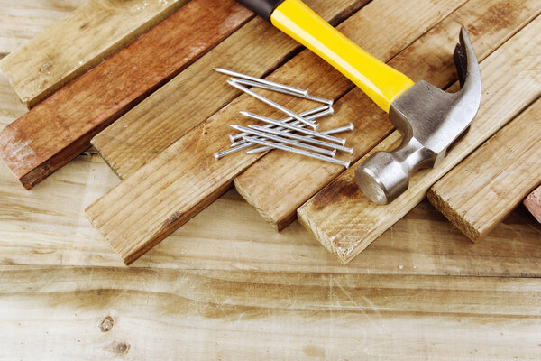 Молоток и гвозди
 