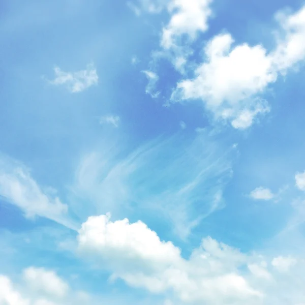 Nuvens fofas no céu — Fotografia de Stock