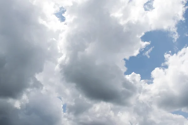 Nuvens no céu azul — Fotografia de Stock