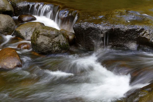 Wasser fließt — Stockfoto