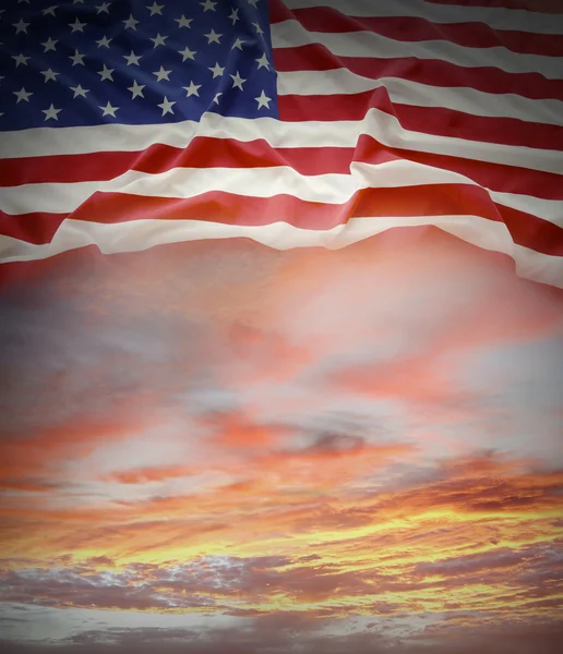 Флаг и небо — стоковое фото
