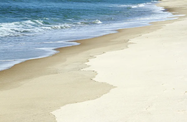 Песок и вода — стоковое фото