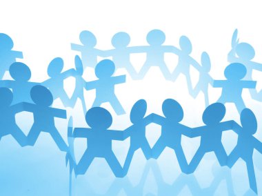 Kağıt zincire bağlı insanlar el ele tutuşuyorlar.