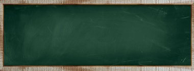 Yeşil karatahta arkaplanındaki tebeşir temizlendi