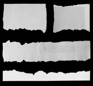 Siyah arka planda dört parça yırtık gazete