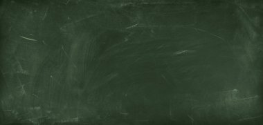 Yeşil karatahta arkaplanındaki tebeşir temizlendi