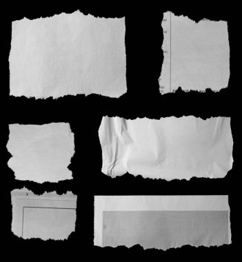 Siyah arka plan üzerinde yırtık gazetesinin altı parça