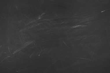 Tahta arka planda tebeşir temizlendi