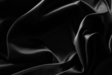 Dalgalanan siyah ipek kumaşın yakınlaştırılması