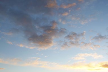 alacakaranlıkta bulutlar