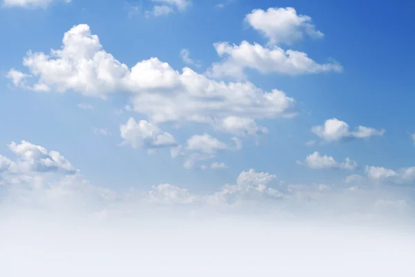 Nubes en el cielo azul — Foto de Stock