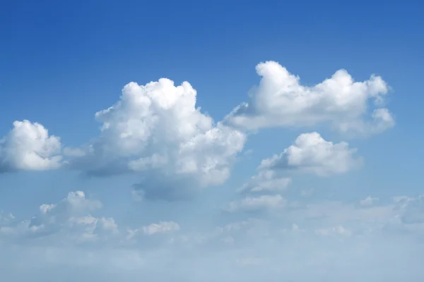 Wolken am blauen Himmel — Stockfoto