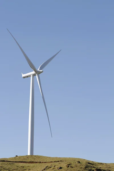 Turbina eólica na colina — Fotografia de Stock