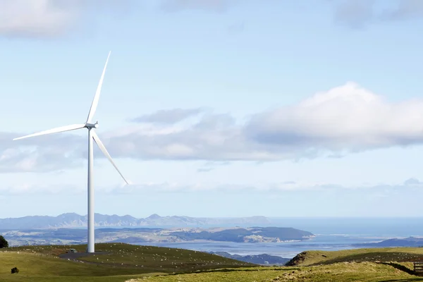 Windturbine op heuvel — Stockfoto