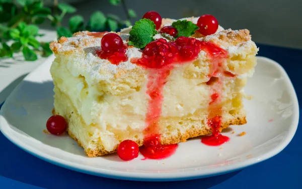 Pezzo Torta Frolla Panna Acida Con Uno Strato Cagliata Cremoso — Foto Stock