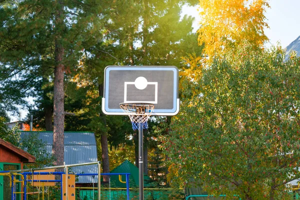 Coș Plasă Pentru Juca Baschet Masă Curtea Unei Clădiri Rezidențiale — Fotografie, imagine de stoc