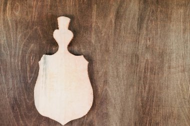 Eski ahşap bir masanın üzerindeki boş bir kesme tahtası. Kırsal, eski tarz