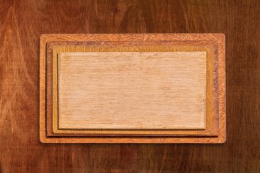  Karanlık ahşap bir arka planda isim ya da başlık için boş bir isim plakası