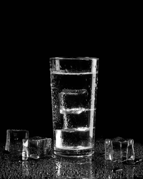 Стакан Ледяной Воды Кубиками Льда Черном Фоне — стоковое фото
