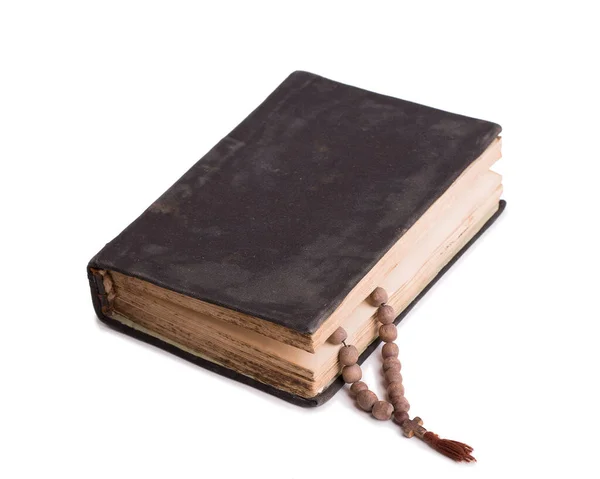 古い本と教会は十字架でロザリオ 神聖な知識の本 — ストック写真