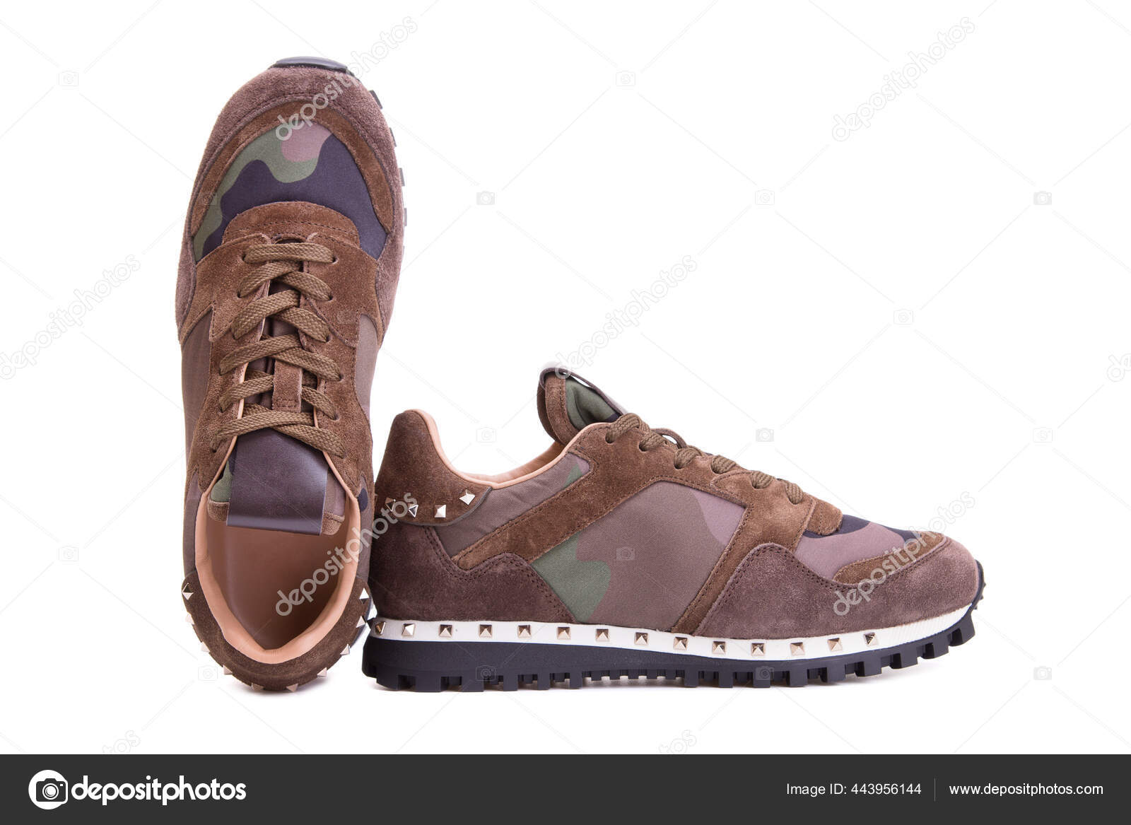 Las Zapatillas Italianas Estilo Militar: fotografía de © forton #443956144 | Depositphotos