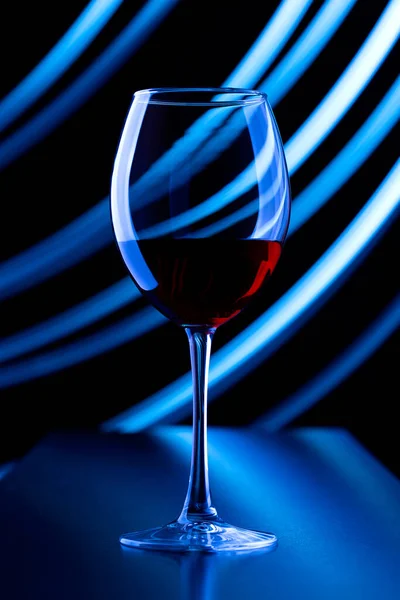 Glas Wein Und Lichtlinien — Stockfoto