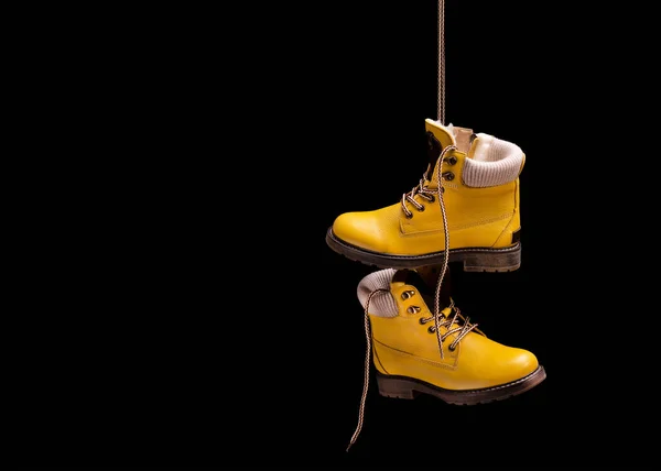 Schoenen Aan Veters Een Paar Modieuze Gele Laarzen — Stockfoto