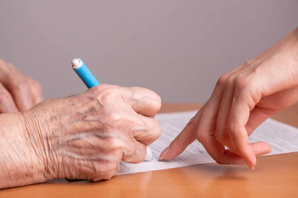 Starsza Kobieta Podpisuje Dokument Podpisuję Papiery Starszy Mężczyzna Podpisuje Dokument — Zdjęcie stockowe