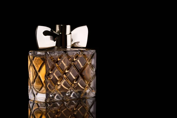 Piękna Butelka Perfum Czarnym Tle — Zdjęcie stockowe