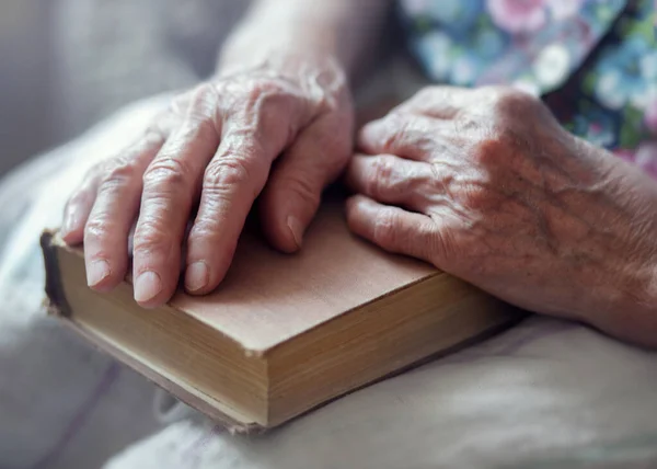 Starsza Kobieta Trzyma Rękach Starą Książkę — Zdjęcie stockowe