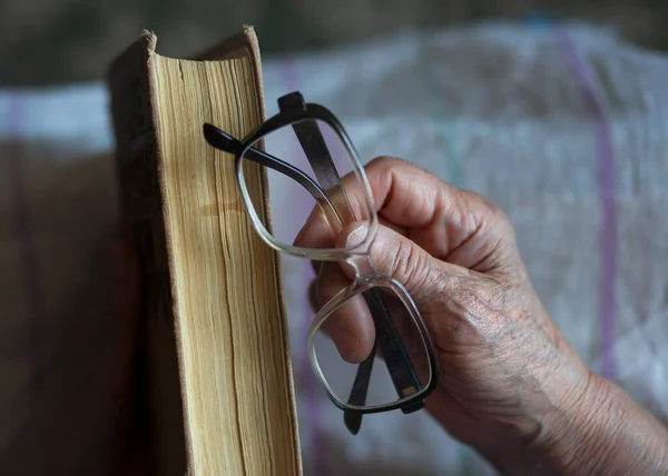 Elderly Woman Holds Old Book Her Hands Old Woman Reading — Stock Photo, Image