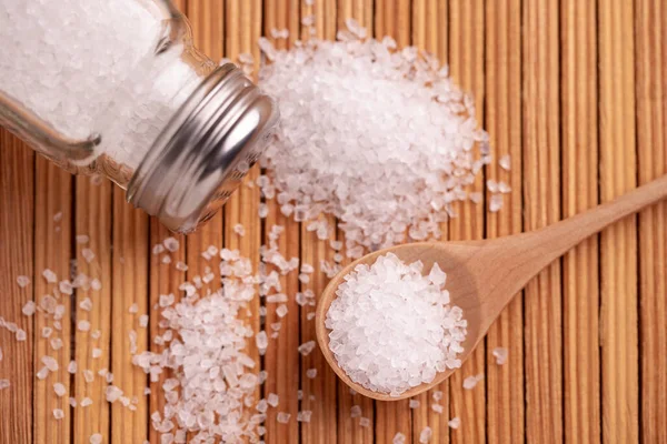 Saltet Strös Bordet Sked Med Salt Och Salt Shaker — Stockfoto